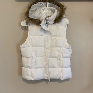 Sleeveless puffer jacket